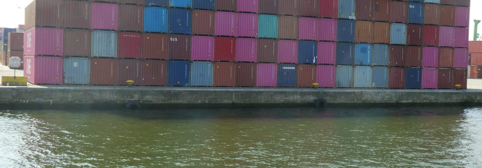 20220428 lege containers in haven Antwerpen